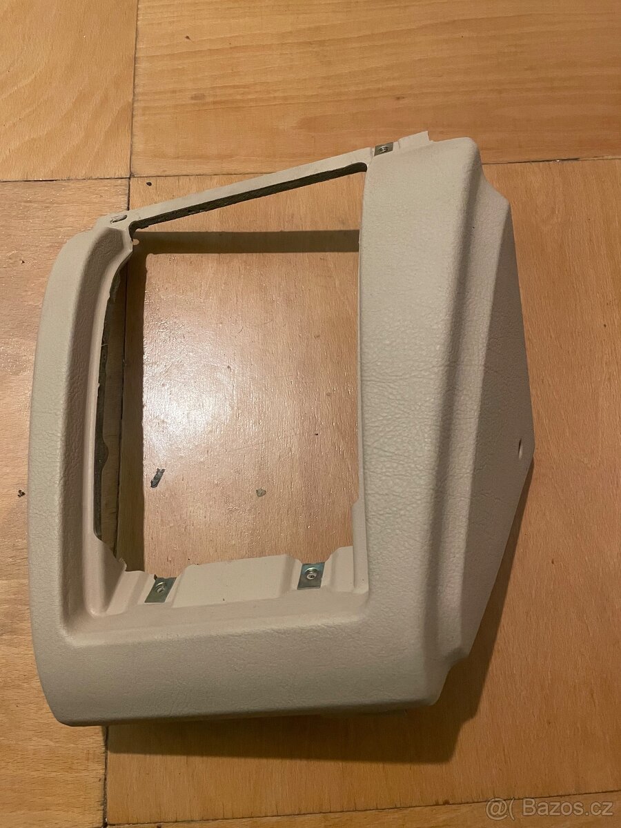 Kožená část vedle volantu e39