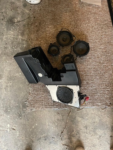 Audi A4 B5 BOSSE repro, subwoofer + tapce