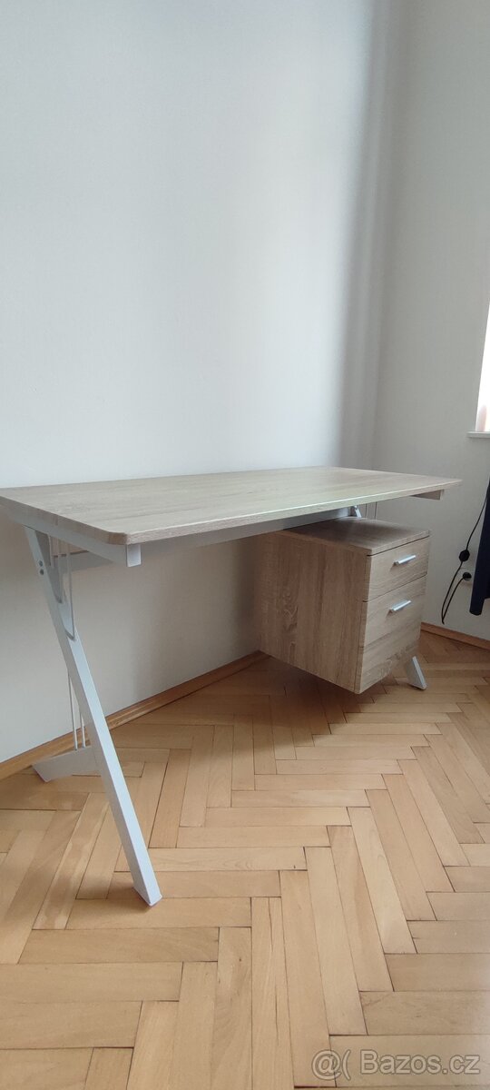 Psací stůl a ergonomická židle