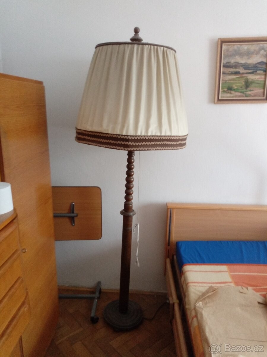 Stará dřevěná lampa