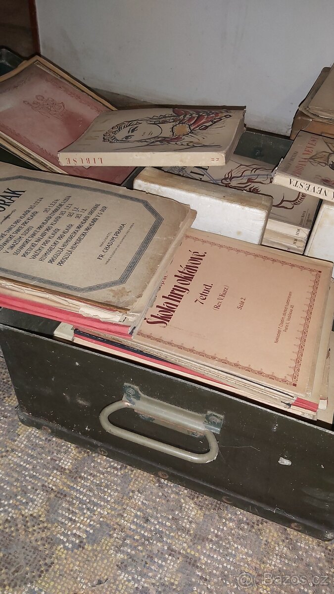 Kufr plný starých not