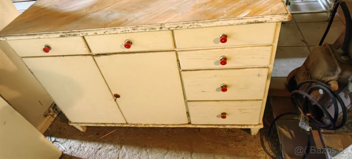 Starožitný kredenc