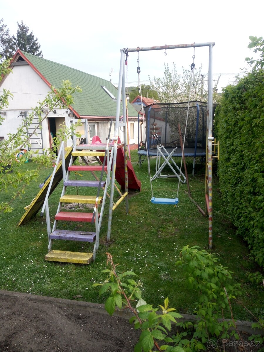 Prodám houpačku se schůdkama příprava na skluzavku