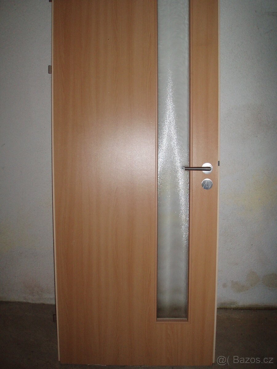 Dveře s kováním