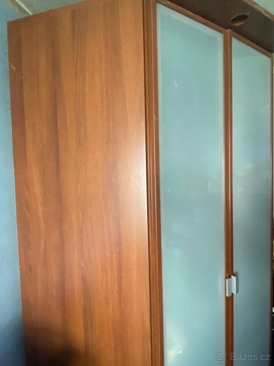 Velká rohová skříň hopem