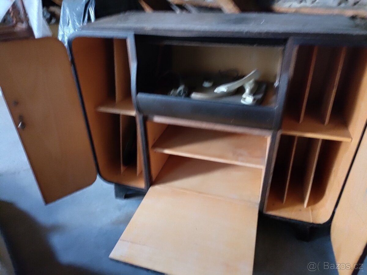 Skříňka s gramofonem