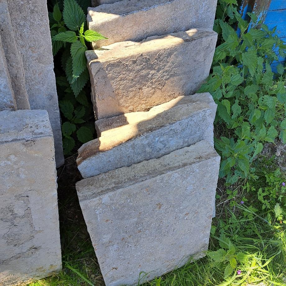 kamenna dlažba stara krasne kusy