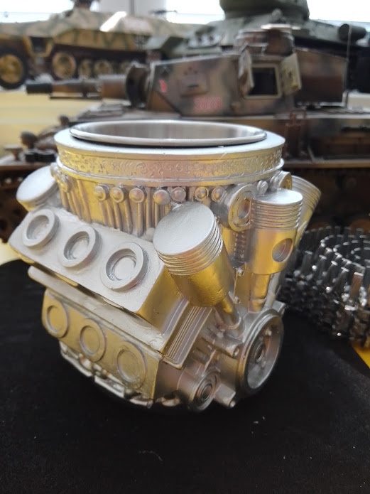 NOVÝ HRNEK VE TVARU MOTORU V6 PRO MOTORISTY