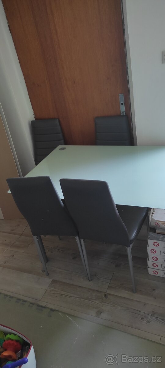 Stůl a 4 židle