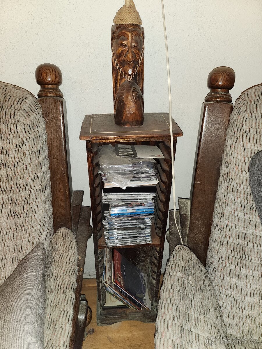 Masivní stojan na cd