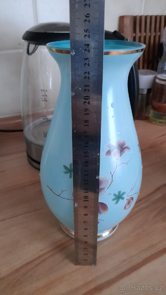 Stará skleněná váza