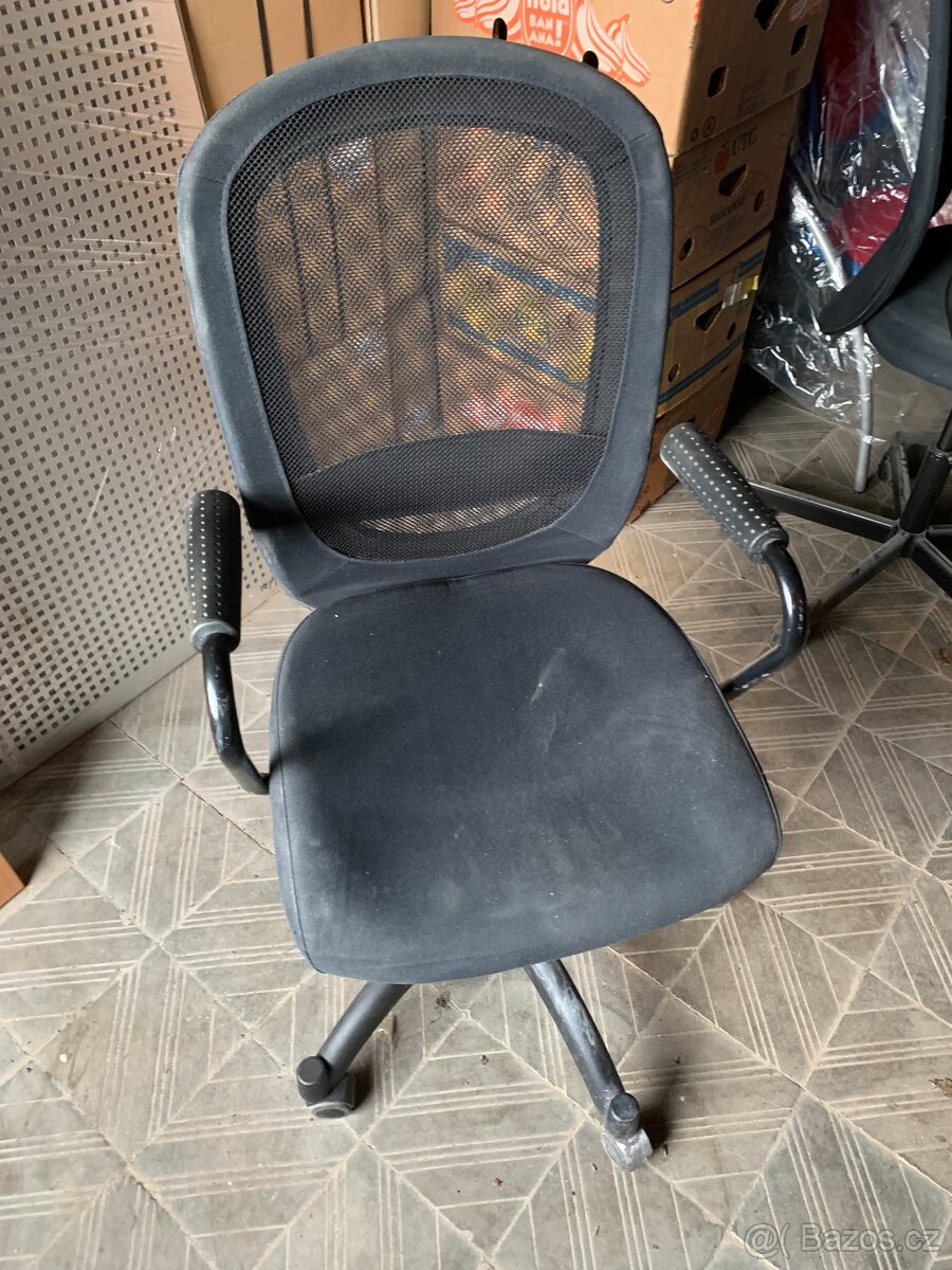 Prodám kancelářskou židli.