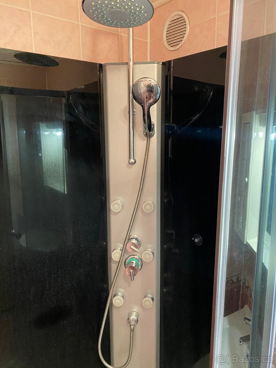 Hydromasážní sprchový box s integrovaným sprchovým panelem