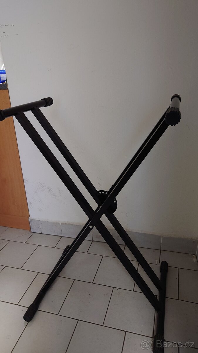 skládací klávesový stojan