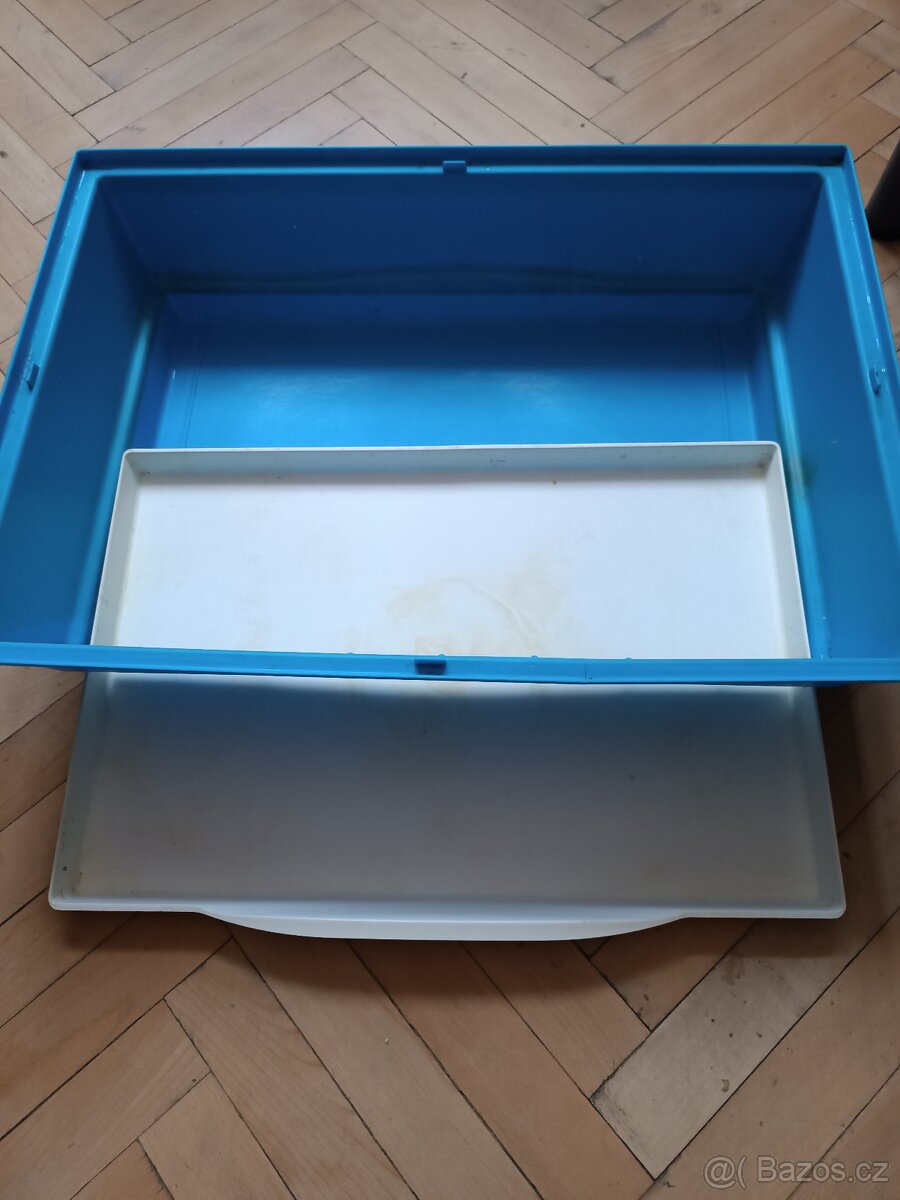 Krásná velká klec pro andulky papoušky.