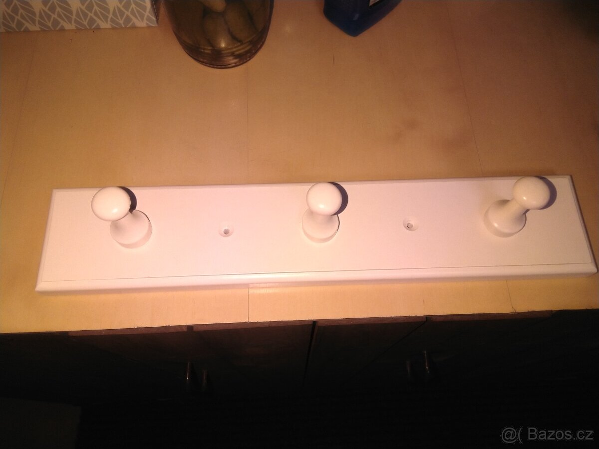 Dřevěný bílý věšák na tři věci