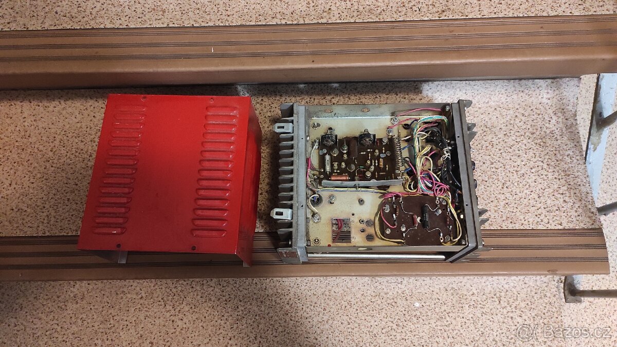 Napájecí zdroj pro radiostanici s nabíječkou