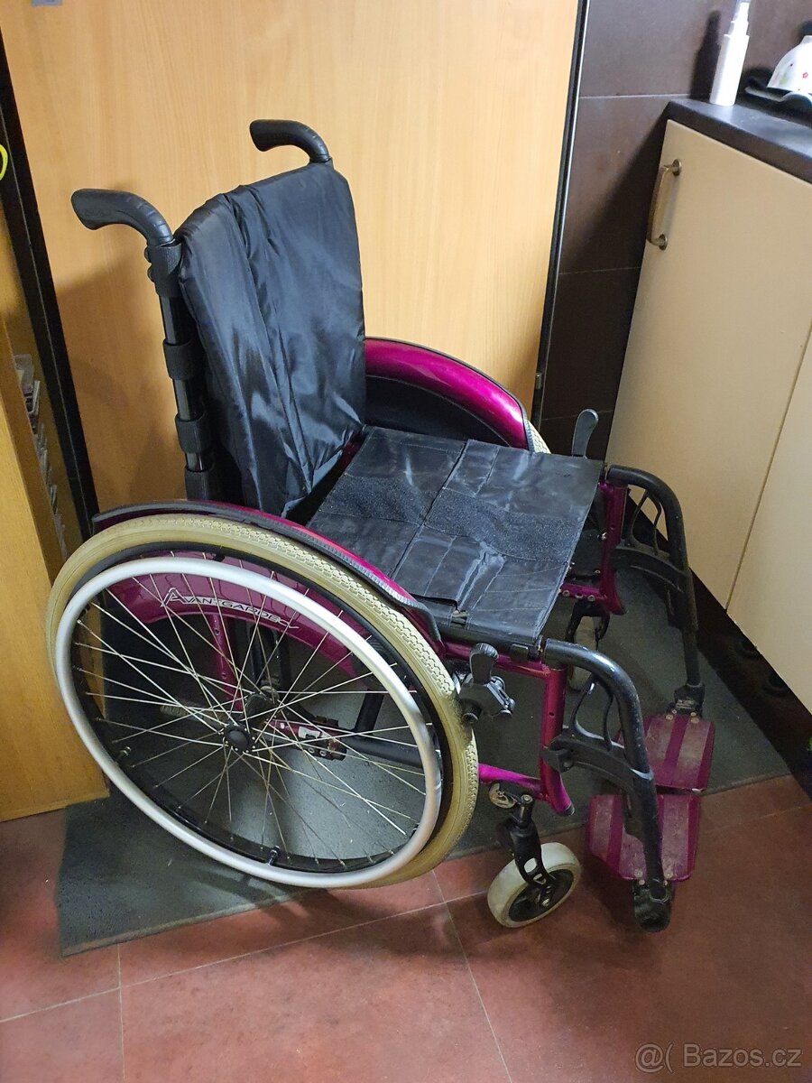 TOP značkový SPORT invalidní vozík PLNÁ KOLA