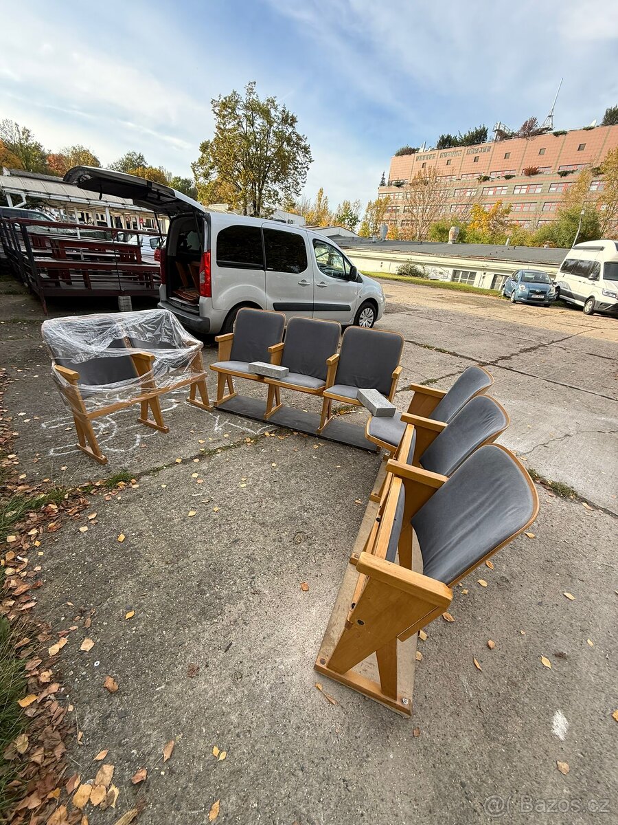Divadelní / kinosedačky – 8 ks, dřevěné, čalouněné