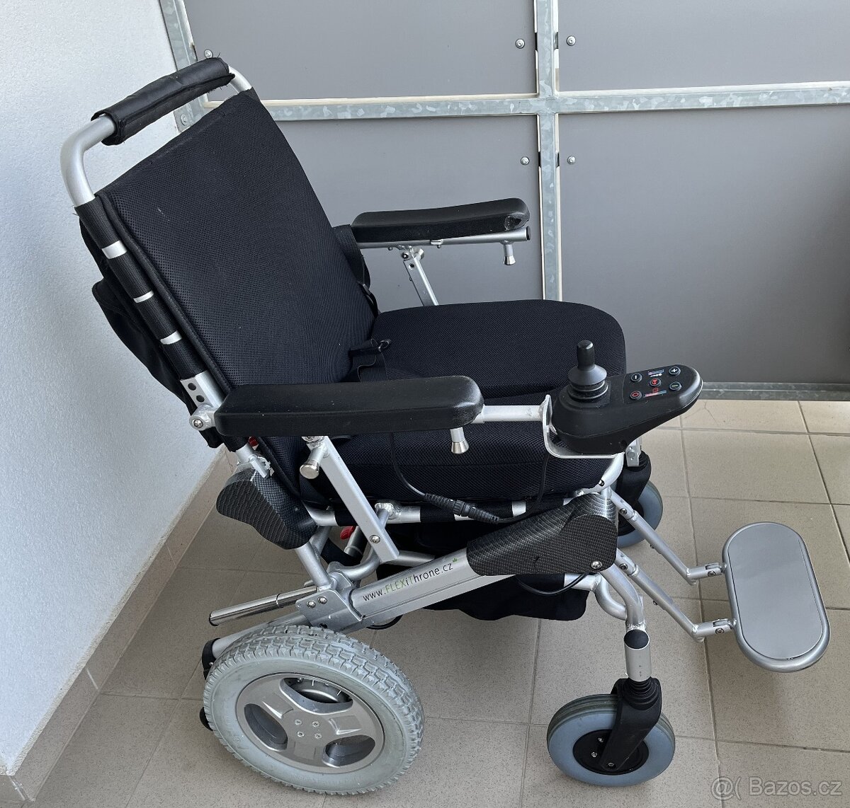 Skládací elektrický invalidní vozík eThrone