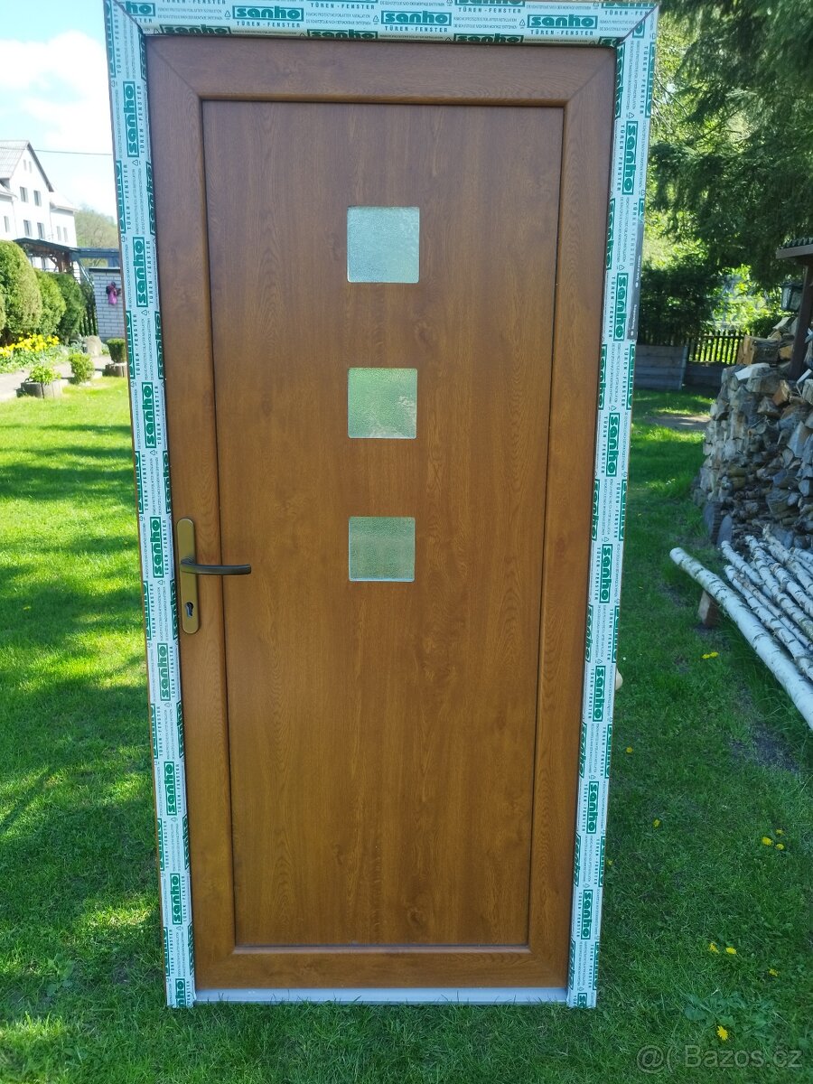 Plastové dveře