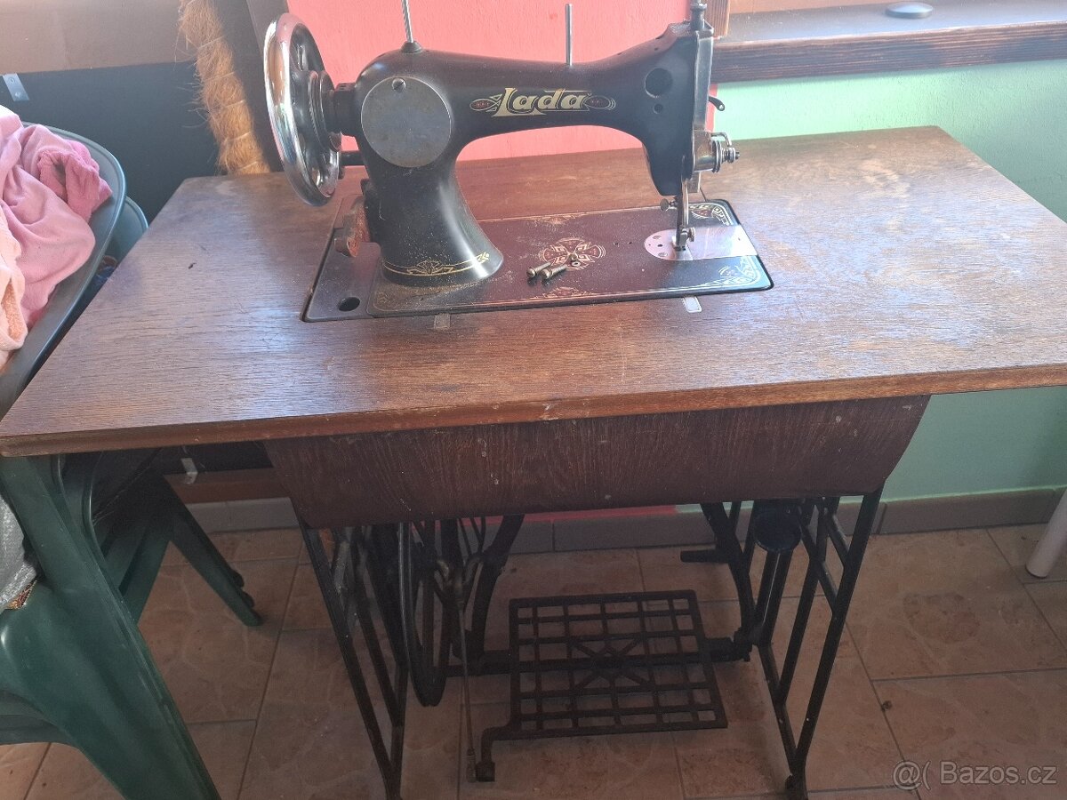 Starý šicí stroj Lada