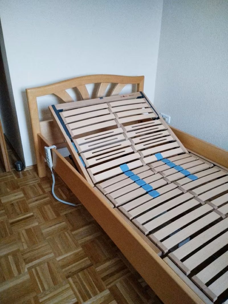 Postel masivní s elektrickým pohonem - 210x110 cm