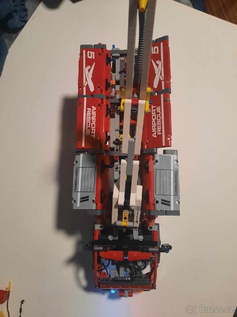 Lego Technic letištní hasičské auto