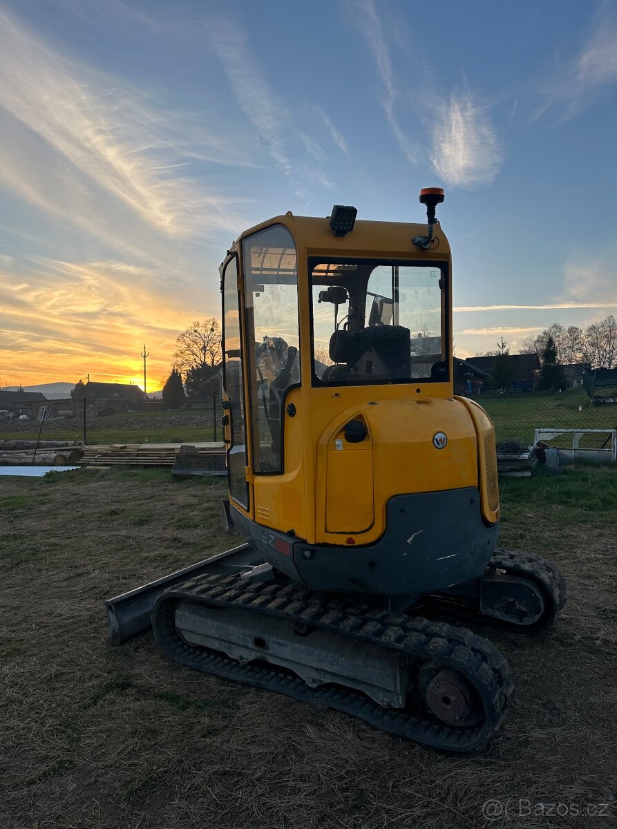 Pásový otočný bagr Volvo EC28 2014