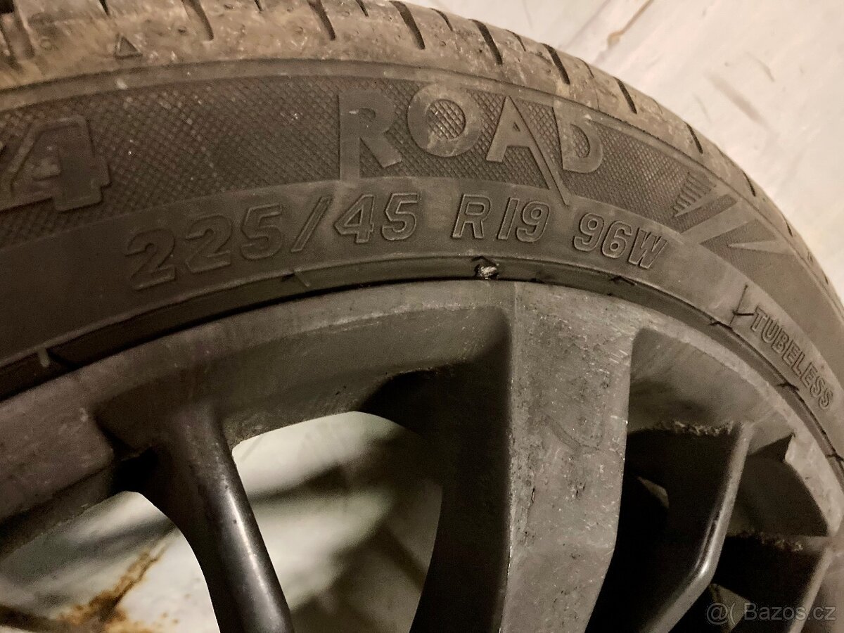 225/45 R19 letní pneu