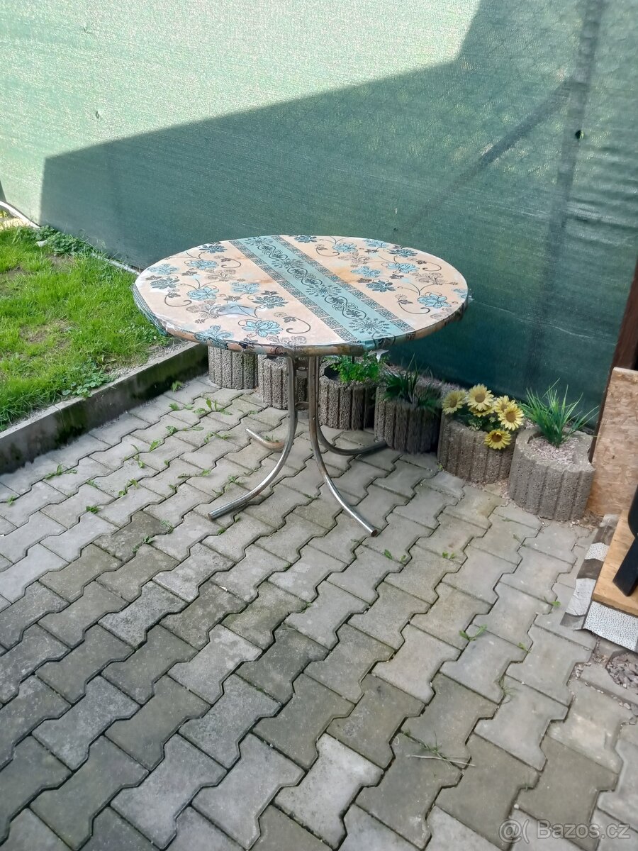 Zahradní lavička a stůl