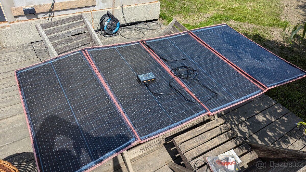 Solární panel Dokio 300W včetně regulátoru.