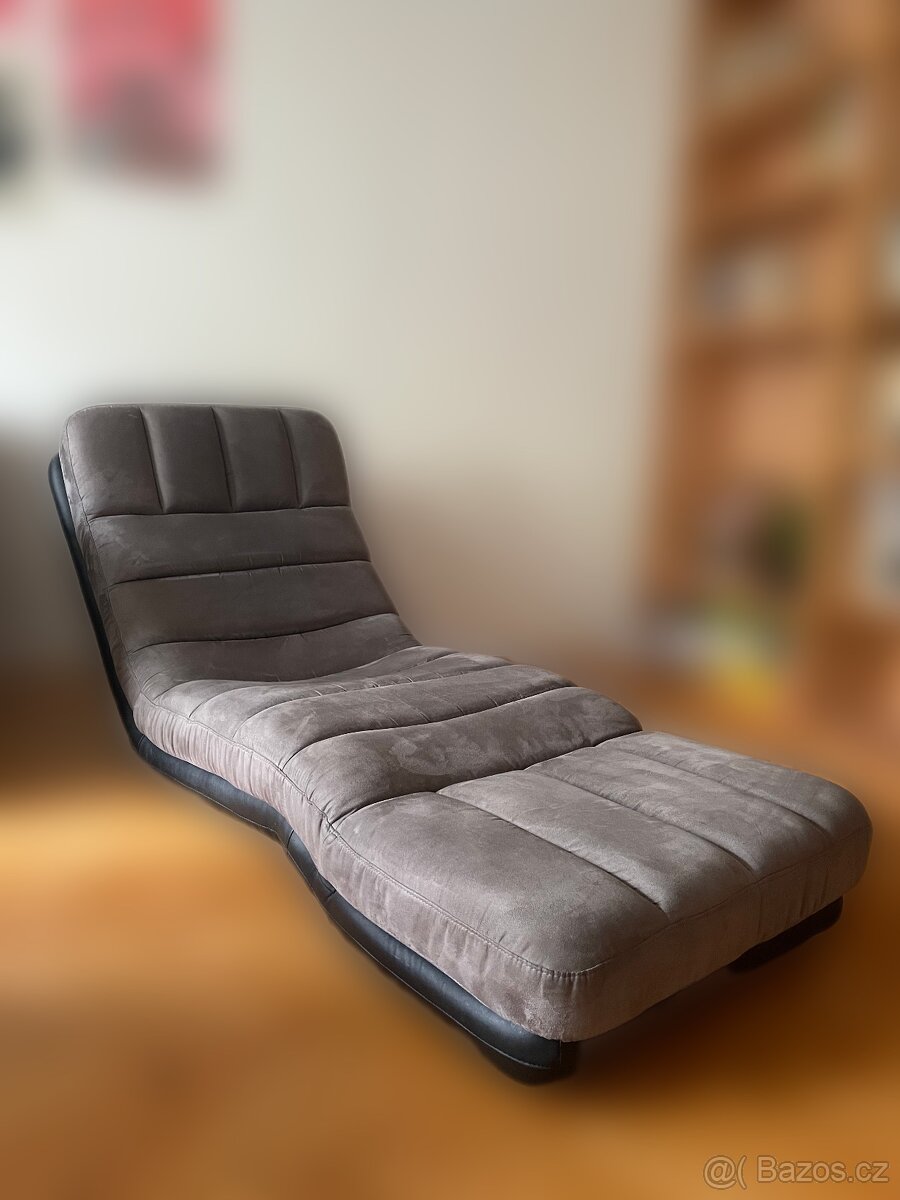Šedá čalouněná lenoška