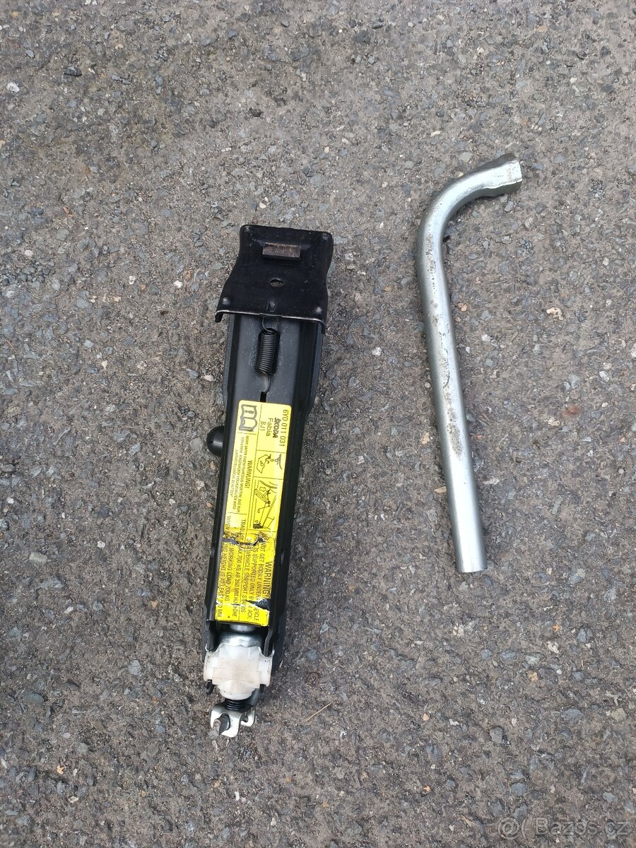 Originální Hever a klíč na výměnu kola Škoda