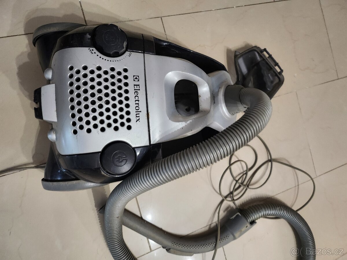 Prodám bezsačkový vysavač Elektrolux