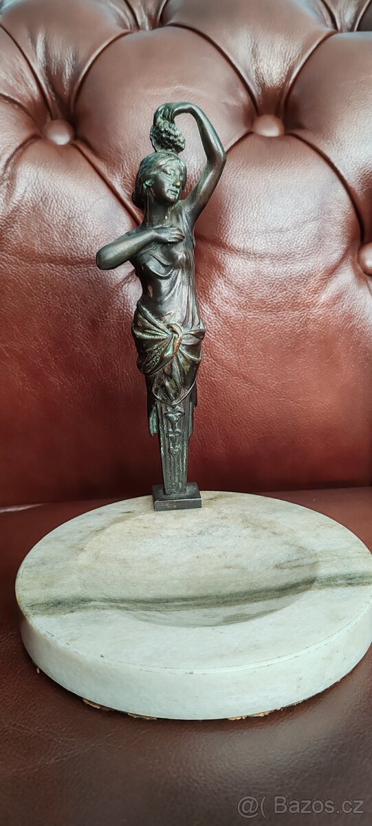 Starožitná bronzová secesní soška, dívka s hroznem