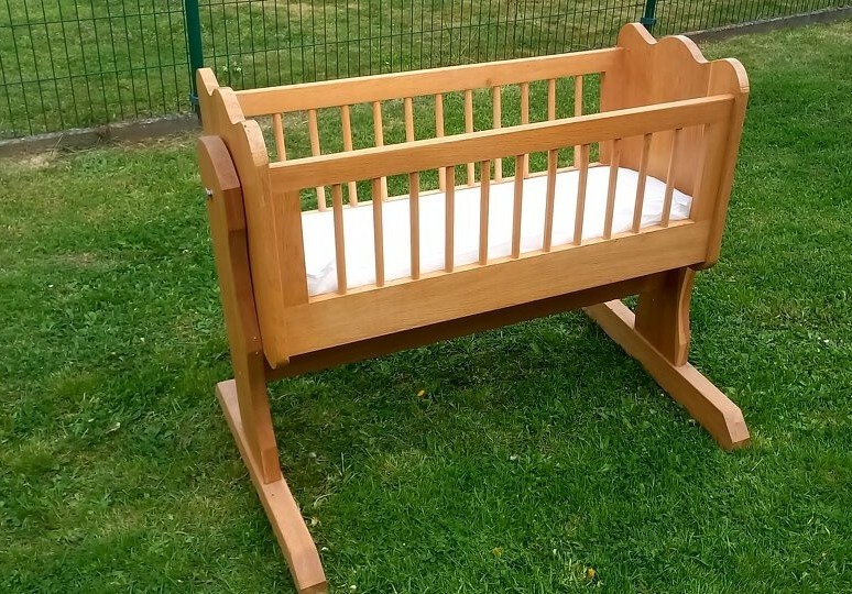 Dětská kolíbka s aretací proti houpání