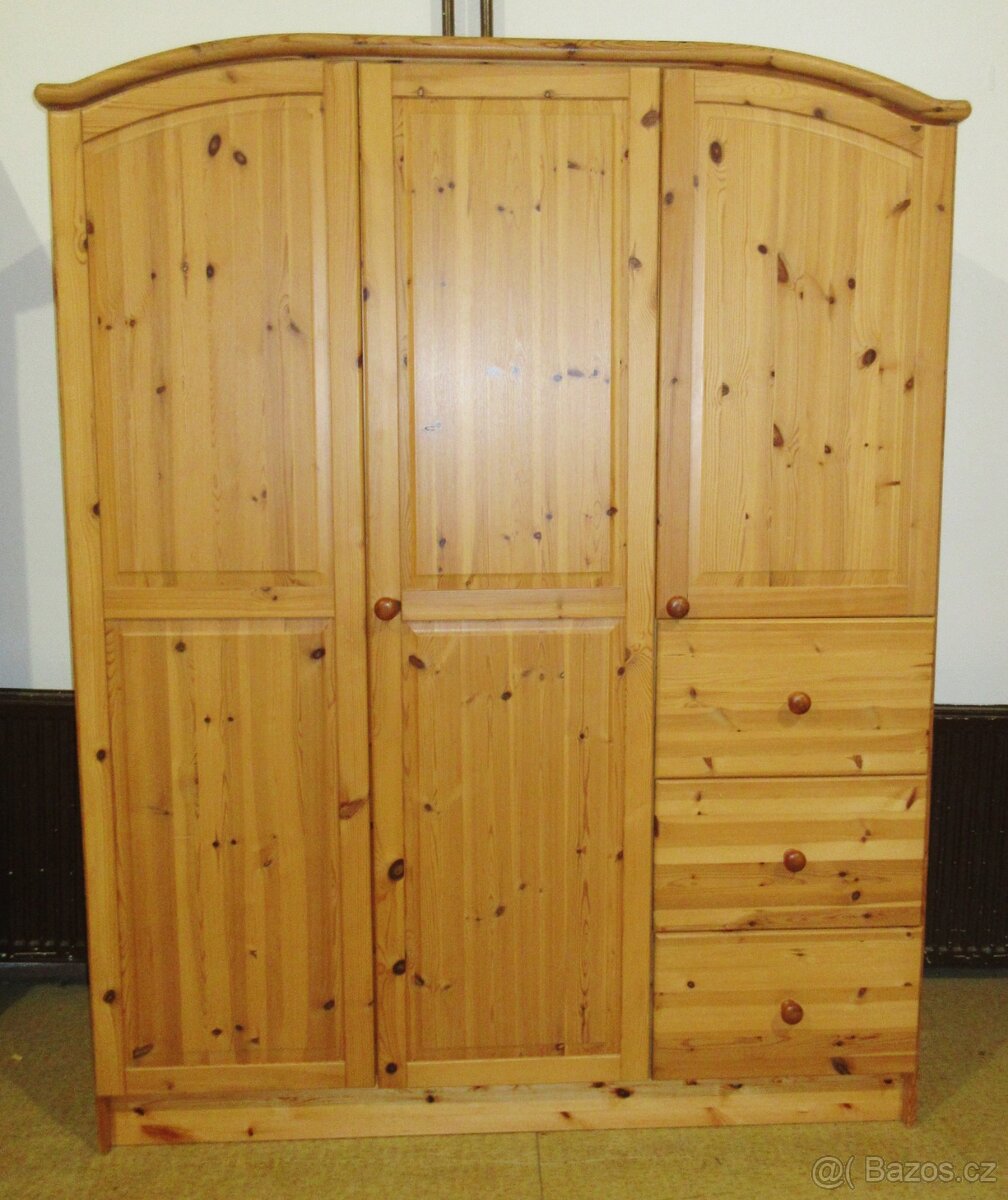 Šatní skříň z borovice se šuplíky - celomasiv -Výborný stav