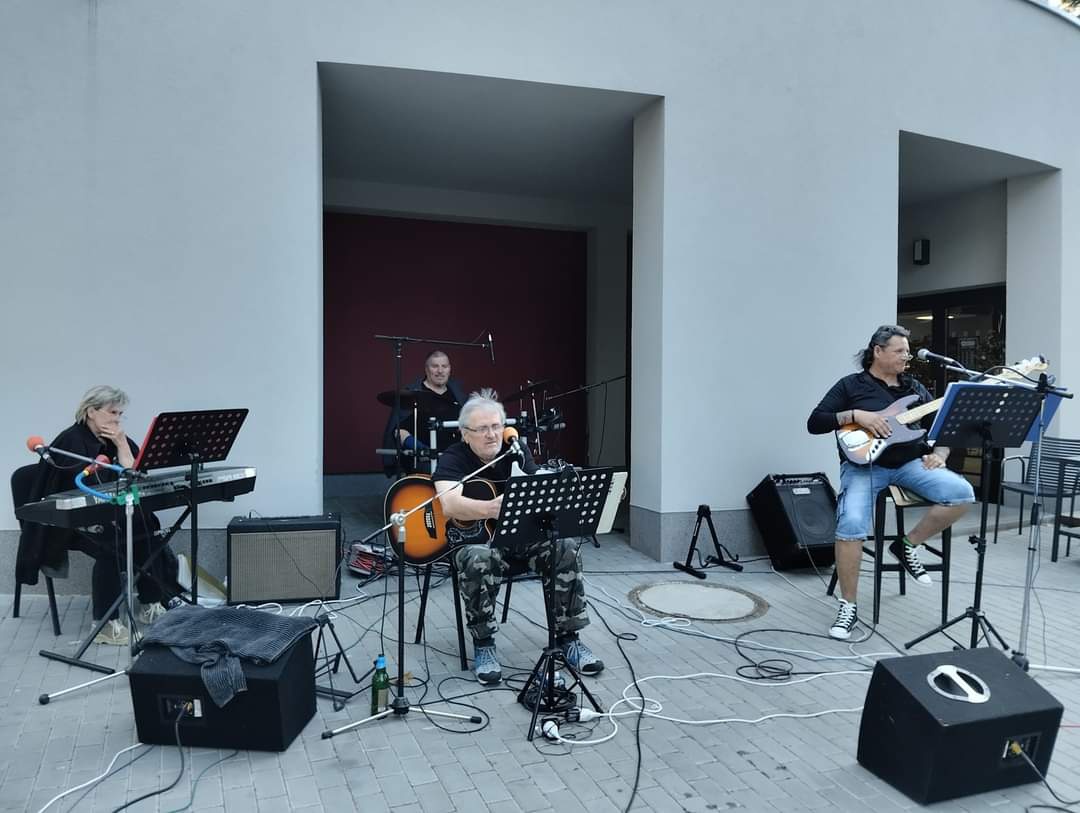 Hledáme klavesačku nebo klávesáka