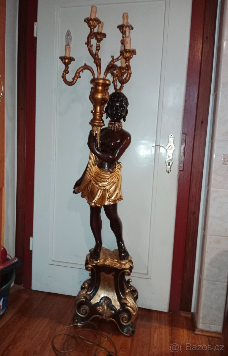 Starý dřevěný mouřenín-světlonoš- lampa