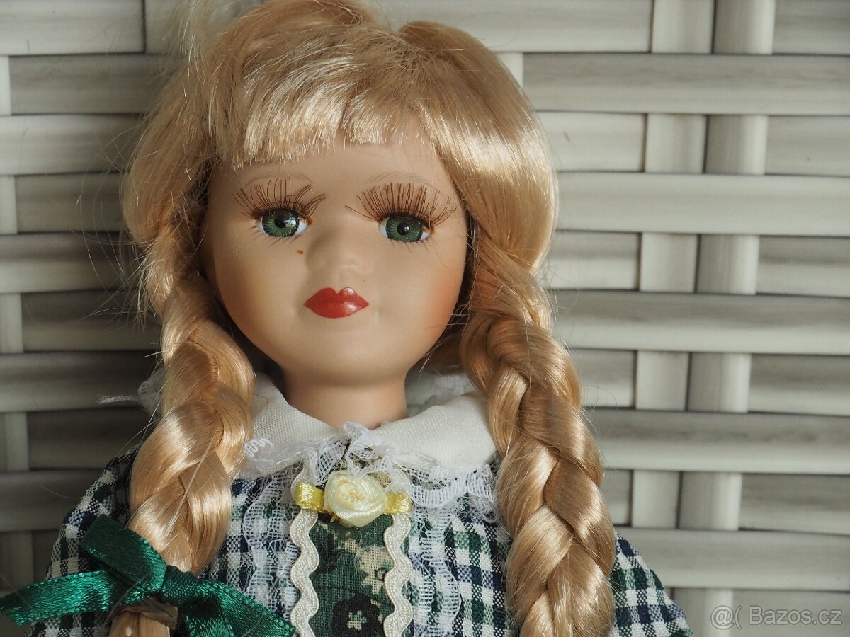 Porcelánová panenka - střední zelená