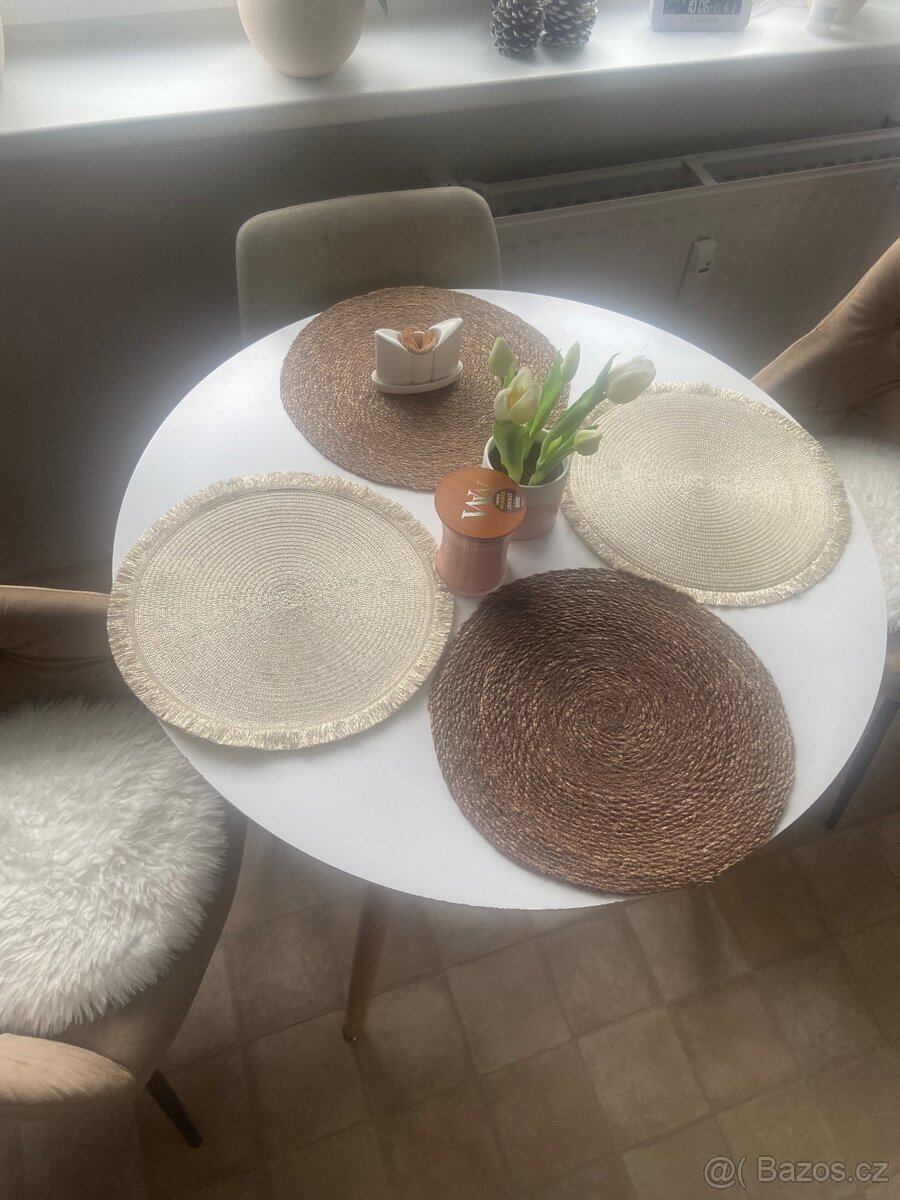 Jídelní stůl kulatý