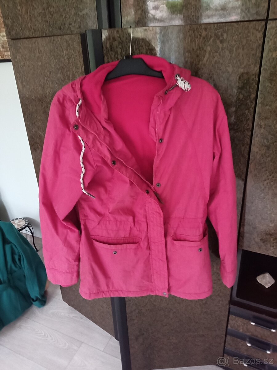 Červená bunda.