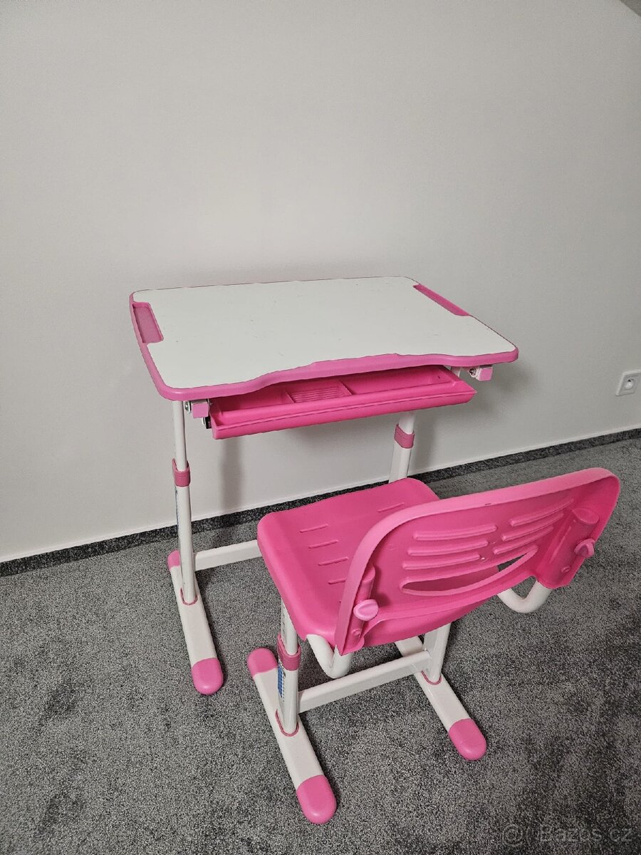 Rostoucí stůl a židle.