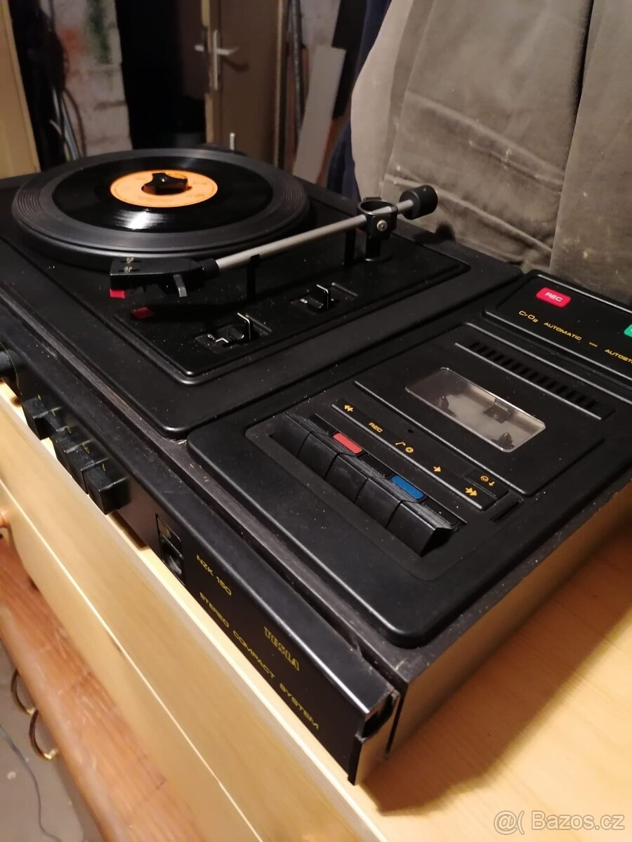 Magnetofon s gramofonem Tesla