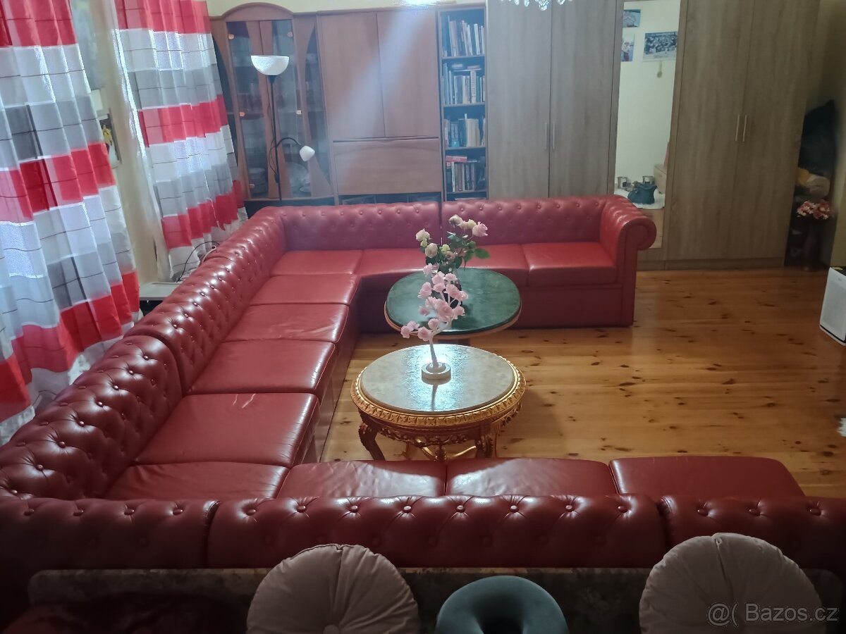 Velká kožená sedačka chesterfield