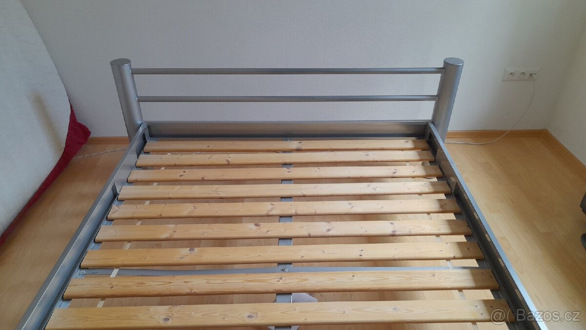 Kovová manželská postel