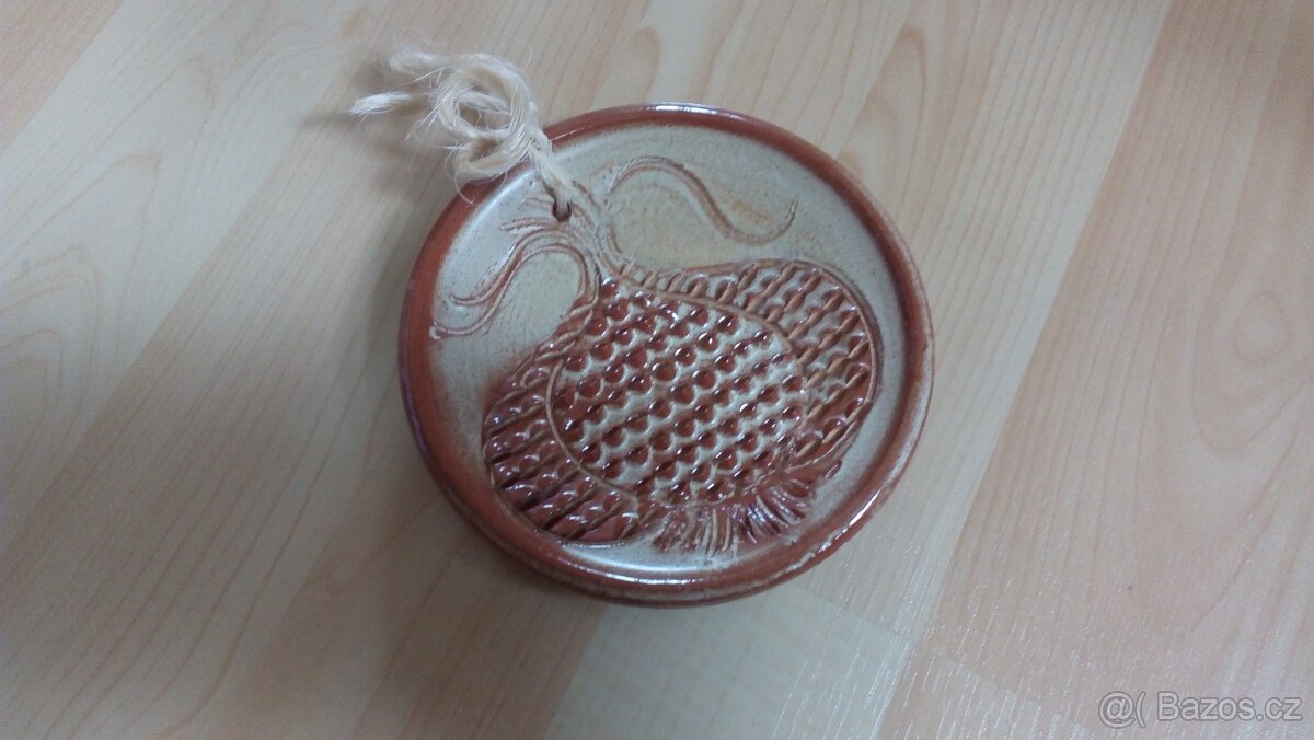 Okrasné strouhátko na česnek z keramiky