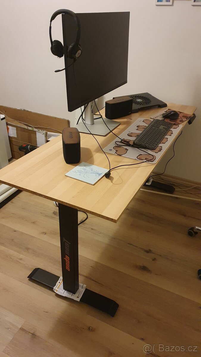 Elektrický polohovatelný herní stůl AndaSeat