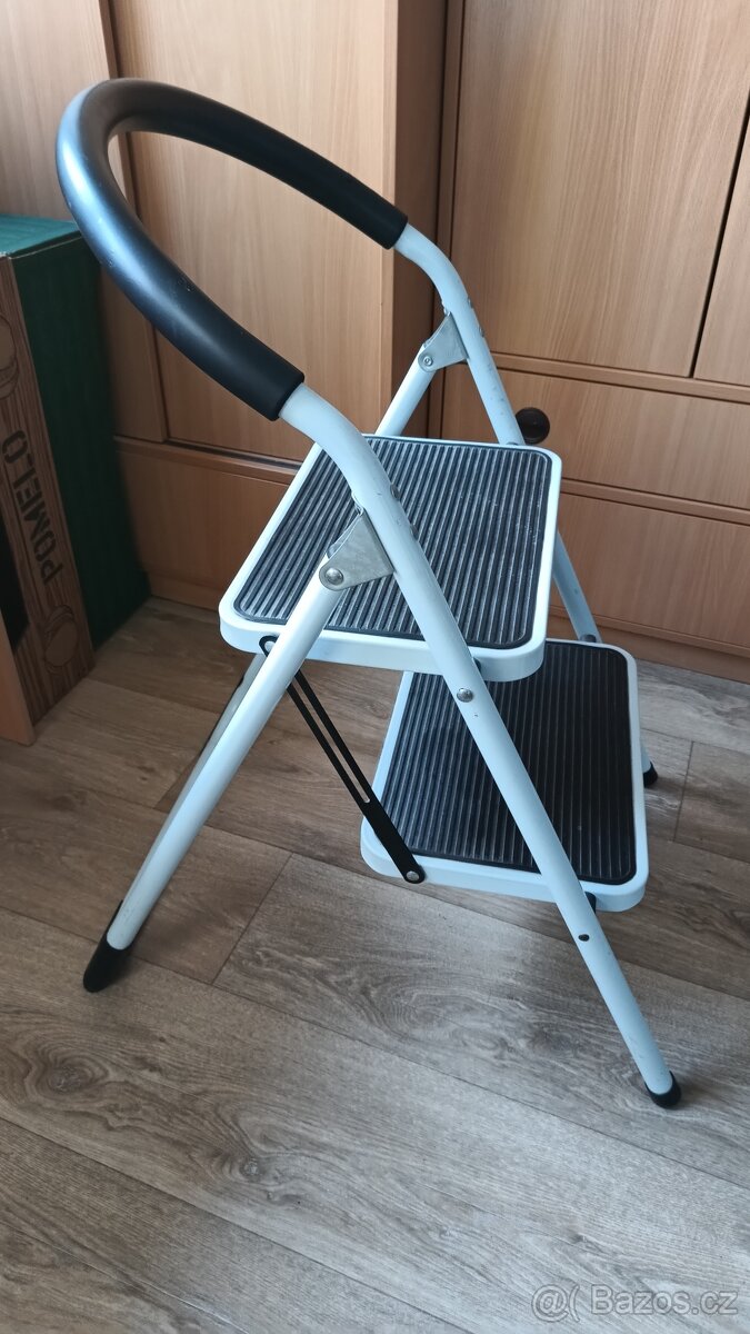 Prodám dvoustupňové schůdky.